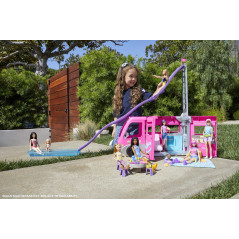 Barbie Camper dei Sogni - Veicolo con Scivolo e Piscina - 2 Cuccioli - 7 Aree Gioco - Alto 76 cm - 60+ Accessori - Regalo per