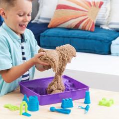 Kinetic Sand , Playset Regno di Sabbia, 1,13 kg di Sabbia Effetto Spiaggia, Formine e Accessori, Giochi Creativi per Bambini e